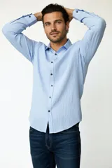 Camisa de viscosa color negro, de manga larga, con cuello camisero y cierre frontal de botones.