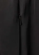 Falda larga de corte recto y tiro medio, confeccionada en una mezcla de lana. Presenta un diseño minimalista con cintura elástica fruncida, bolsillos laterales y una abertura posterior en el bajo.
