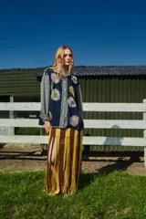 Camisa holgada de corte clásico con cuello solapa y abotonada, con estampado de flores bordadas.