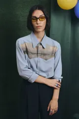 Camisa negra de manga larga con canesú frontal estampado con motivos artísticos de bodegón. Incluye una corbata fina integrada del mismo tono.