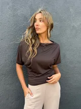 Blusa marrón de manga corta con escote drapeado, de corte al cuerpo.