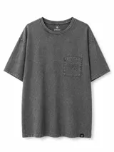 Remera de manga corta con efecto acid wash gris, corte oversize, cuello redondo y bolsillo aplicado en el pecho con texto bordado "Rhythm Lines".