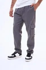 Pantalón cargo de gabardina en color gris, con bolsillos laterales amplios y cintura elástica. Confeccionado en una mezcla de algodón y elastano para mayor comodidad.