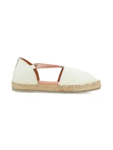 Alpargata estilo d'Orsay color crema, confeccionada en cuero napa, con base levemente elevada de yute trenzado y tiras elásticas de ajuste sobre el empeine.