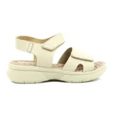 Sandalias negras con base marrón, tiras anchas con velcro y pulsera al tobillo.