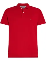 Chomba roja de Tommy Hilfiger, corte regular, cuello tipo chomba, cartera de dos botones, logo de Tommy Hilfiger bordado en el pecho.