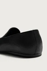 Mocasín casual de piel color negro, con acabado abatanado, corte liso con detalle de bordón y suela ultrafina.