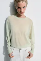 Jersey de punto extrafino de lana, color verde menta, con cuello redondo y manga larga de corte holgado.