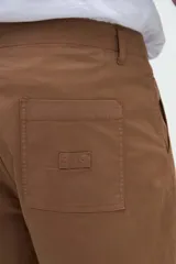 Bermuda de gabardina en color verde militar, con bolsillos laterales, cortes verticales en el frente y bolsillos traseros cuadrados.