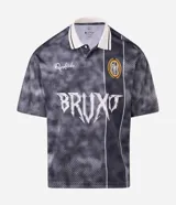 Remera de corte boxy confeccionada en tejido jacquard de poliéster con textura. Presenta cuello polo en color blanco con detalles en negro, mangas cortas y estampado frontal con lettering Bruxo y logo de Ronaldinho.