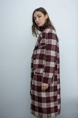 Chaqueta de corte sastre con estampado de cuadros en tonos marrones y beige, con solapas clásicas y cierre frontal con botones.