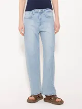 Jeans de denim celeste, corte recto y tobillero, con bolsillos delanteros y traseros.