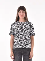 Remera de manga corta con estampado floral en blanco y negro.
