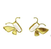 Par de aros tipo mariposa, hechos artesanalmente en bronce con baño dorado. Cada aro presenta un cuerpo alargado engarzado con una perla barroca blanca irregular y dos alas texturizadas. El cierre es de gancho para perforación.