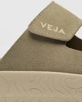 Sandalias de dos tiras con ajuste de velcro, confeccionadas en gamuza color beige. Presentan suela de plataforma con diseño texturizado y logo de la marca grabado en la tira superior.