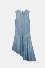 Vestido corto de denim sin mangas con cuello redondo. Presenta costuras marcadas en el cuerpo y un bajo asimétrico con vuelo.