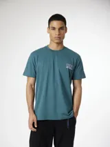 Remera verde oscuro con cuello redondo y mangas cortas de corte regular, con estampado gráfico trasero que incluye el texto "blue banana" y tres cruces.