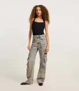 Pantalón recto de jeans gris con bolsillos cargo laterales, trabillas en la cintura y cierre de botón y cremallera.