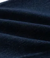 Pantalón de jean corte recto, color azul oscuro, con cintura fija, trabillas para cinturón, bolsillos funcionales y cierre frontal con botón y cremallera.