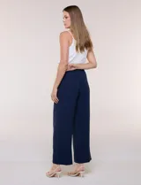 Pantalón pull on de calce fluido y relajado, color azul marino, de cintura alta elastizada con cordón ajustable, bolsillos diagonales y pierna de corte ancho.