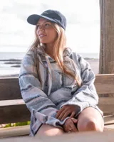 Gorro de pana color mostaza con visera y bordado frontal con la palabra "Yamba".