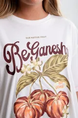 Remera blanca oversize de algodón con estampado de frutas y texto en el frente, pespuntes a contratono y tajos laterales.