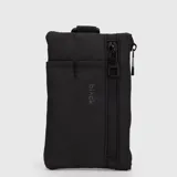Travel pouch de diseño compacto y funcional, color negro, con cierre frontal y compartimento principal con cremallera. Incluye detalle de marca grabado en el frente y tirador de cierre personalizado.