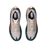 Championes de trail running Hoka Torrent 4, con capellada de malla técnica en color beige, entresuela con diseño ondulado en verde oscuro y detalles en naranja vibrante. Presenta suela con tracción optimizada para terrenos irregulares.
