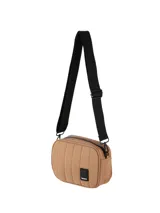 Bandolera Terrano de diseño compacto y acolchonado con costuras verticales. Cuenta con un compartimento principal con cierre, bolsillo interno y correa ajustable con logo grabado.