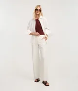 Pantalón wide leg de sarga color blanco con rayas finas verticales, cintura media, trabillas y bolsillos laterales.