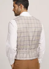 Chaleco reversible Due Volti de corte sastrero, con diseño a cuadros en tonos de gris y cierre frontal con cuatro botones oscuros.