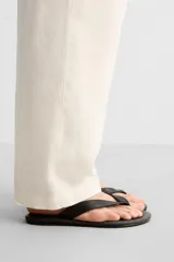 Sandalia de hombre con dos tiras anchas de piel en el empeine y plantilla de piel. Suela plana a tono.