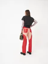 Pantalón de cuero a dos colores con cortes curvos, color rosa y rojo.