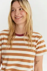 Remera de manga corta con diseño de rayas horizontales en color marrón y crema, con cuello redondo en contraste color bordó.