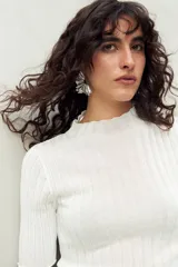 Top negro de manga corta tejido con textura acanalada, cuello alto y terminaciones onduladas.