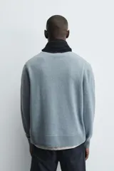 Jersey de corte regular fit confeccionado en una mezcla de lana y cashmere. Presenta cuello redondo, manga larga y acabados en rib en puños y bajo.