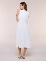 Vestido midi blanco de la marca Nina Leonard, sin mangas y con escote cuadrado. Cuenta con corte en la cintura, bolsillos laterales con solapa, falda fluida con detalle de frunce inferior e incluye un cinturón del mismo género con hebilla carey.