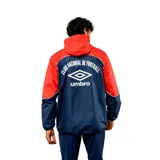 Campera deportiva Umbro del Club Nacional de Football, con diseño bicolor en rojo y azul marino. Cuenta con capucha, cierre frontal completo, puños elásticos y el escudo del club junto al logo de la marca en el pecho.