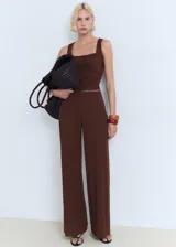 Pantalón de tiro medio con diseño recto y largo, confeccionado en tejido mezcla de algodón. Cuenta con cintura elástica sin cierre.