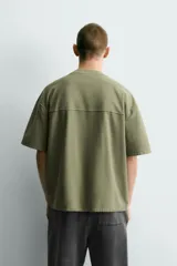 Camiseta boxy fit de algodón color verde militar, con cuello redondo y manga corta.