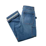 Pantalón tipo carpintero de corte holgado, confeccionado en denim azul con costuras reforzadas, bolsillos traseros amplios y bolsillo lateral utilitario.