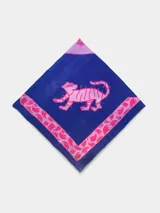 Pañuelo cuadrado azul con estampado de tigre rosa y borde con diseño de hojas rosas.