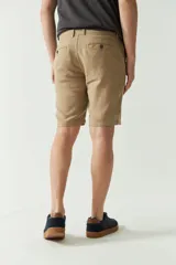 Bermuda de corte clásico confeccionada en una mezcla de lino y algodón. Presenta cierre frontal, bolsillos laterales y pasa cinto en la cintura.