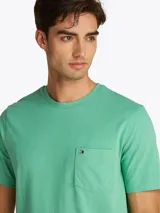 Remera de cuello redondo de Tommy Hilfiger, confeccionada en puro algodón. Presenta un corte regular, manga corta y un bolsillo de parche en el pecho con el logo de la marca bordado.