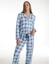 Conjunto de pijama de dos piezas con estampado animal print. La parte superior es una camisa de manga larga con cuello solapa, escote en V, cierre frontal con botones y bolsillo aplicado. El pantalón cuenta con cintura elástica y lazo de ajuste.