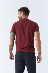 Remera blanca de algodón con cuello redondo, mangas cortas, corte regular y estampado frontal con la palabra "London" en letras azules.