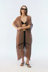 Kimono largo marrón con diseño de punto calado y amplio calce, aberturas laterales y terminaciones desflecadas.