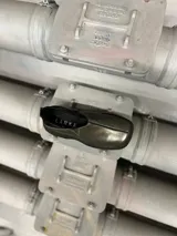 Zapato tipo mocasín color peltre con detalle de costuras en contraste y suela track color negro.