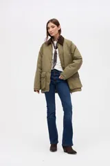 Campera de gabardina color marrón con cuello de pana en tono oscuro. Presenta cierre frontal con botones a presión, bolsillos laterales con solapa y diseño de calce clásico.