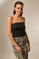 Top strapless de poliamida, color blanco, con diseño ajustado al cuerpo y corte recto.